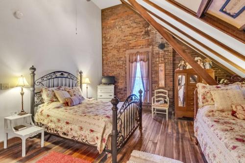 Glasgow Hotel | ​Dickinson Room at Main Street Bed & Breakfast