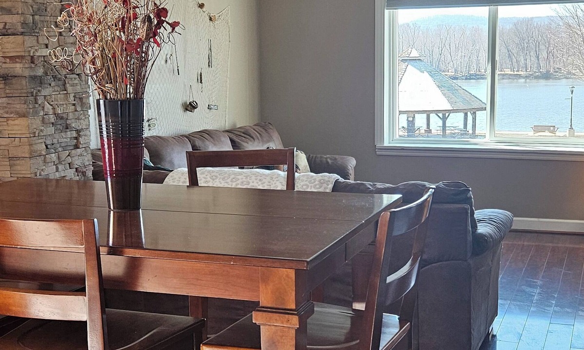 Cassville House | Dog-friendly riverview home on the Mississippi!