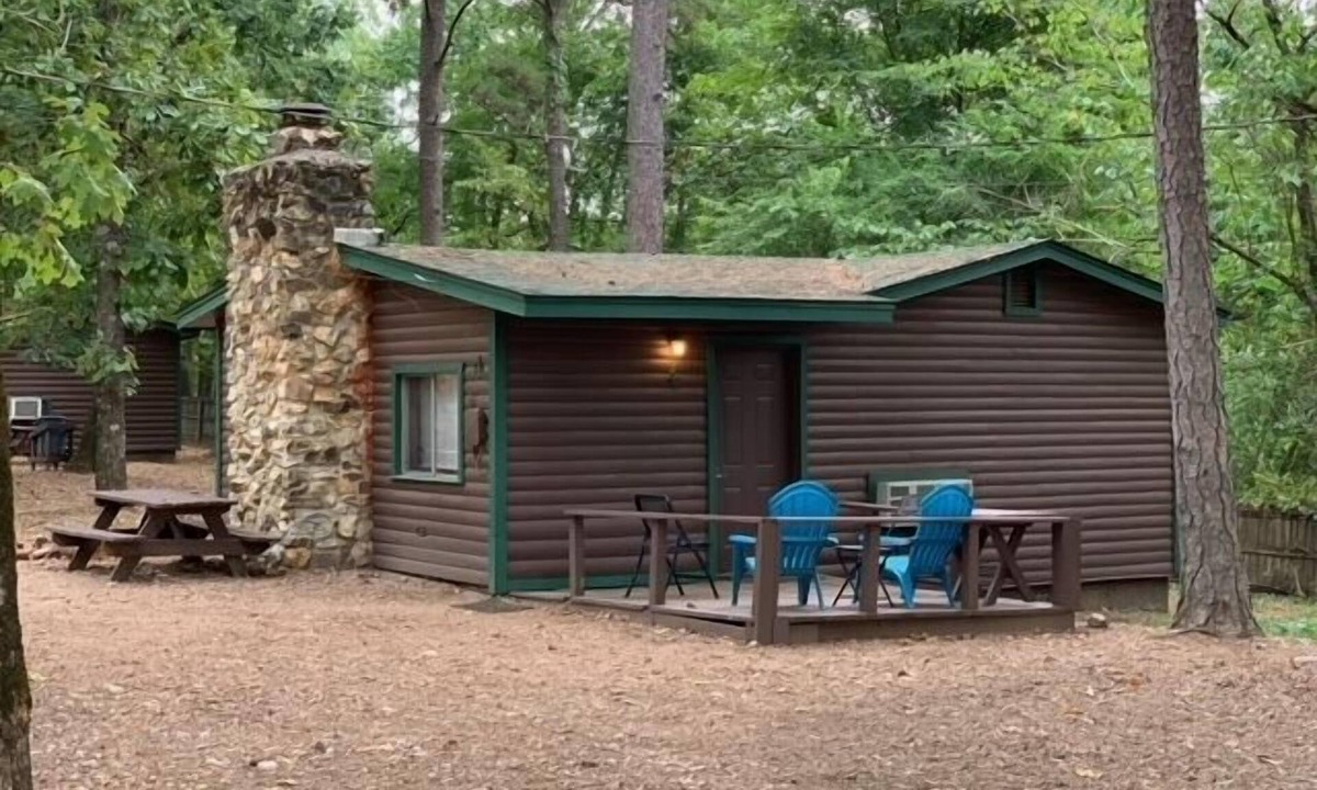 Broken Bow Cabin | Dogwood Den | Sleeps 8 | Fireplace, Fire Pit & Near Beavers Bend