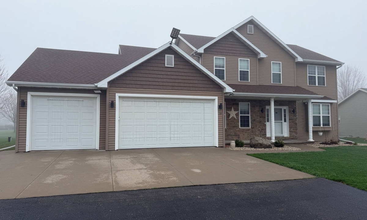 Neenah House | EAA Oshkosh Luxury Retreat: Hot Tub w/TV, Sauna, Gym & Spa Suite w/TV