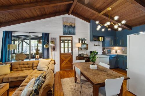Shreveport House | Emerald Cove Lakeside Cabin Paddle, Relax,Unwind