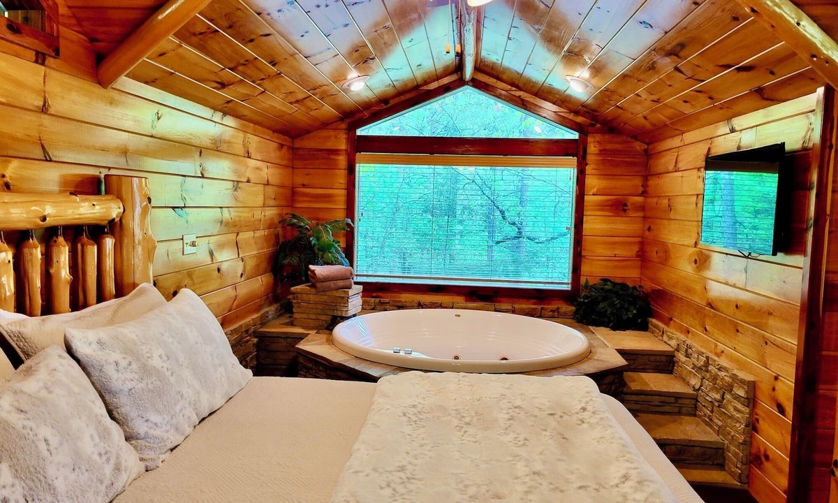Eureka Springs Cabin | Enchanted Forest Hilltop Hideaway- 1 bedroom Cabin with Jacuzzi tub! Hiking Trail & Cave on property!