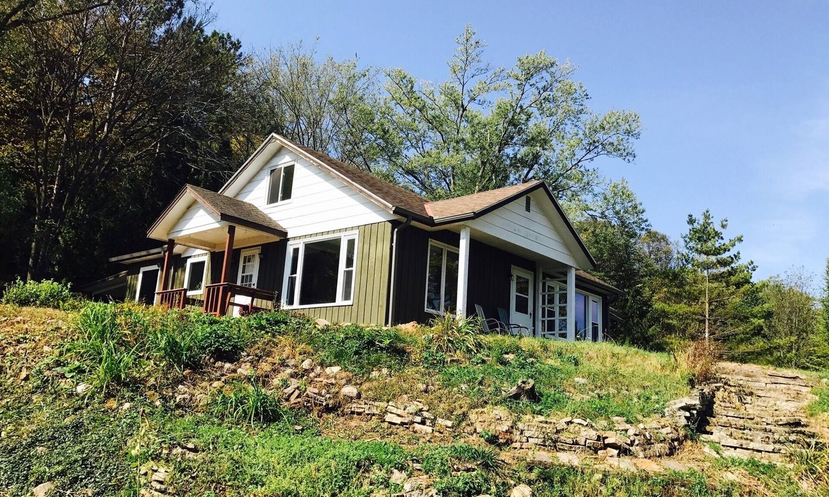 Richland Center Cottage | Enjoy a relaxing stay at the Chickadee Cottage in Richland Center Wisconsin