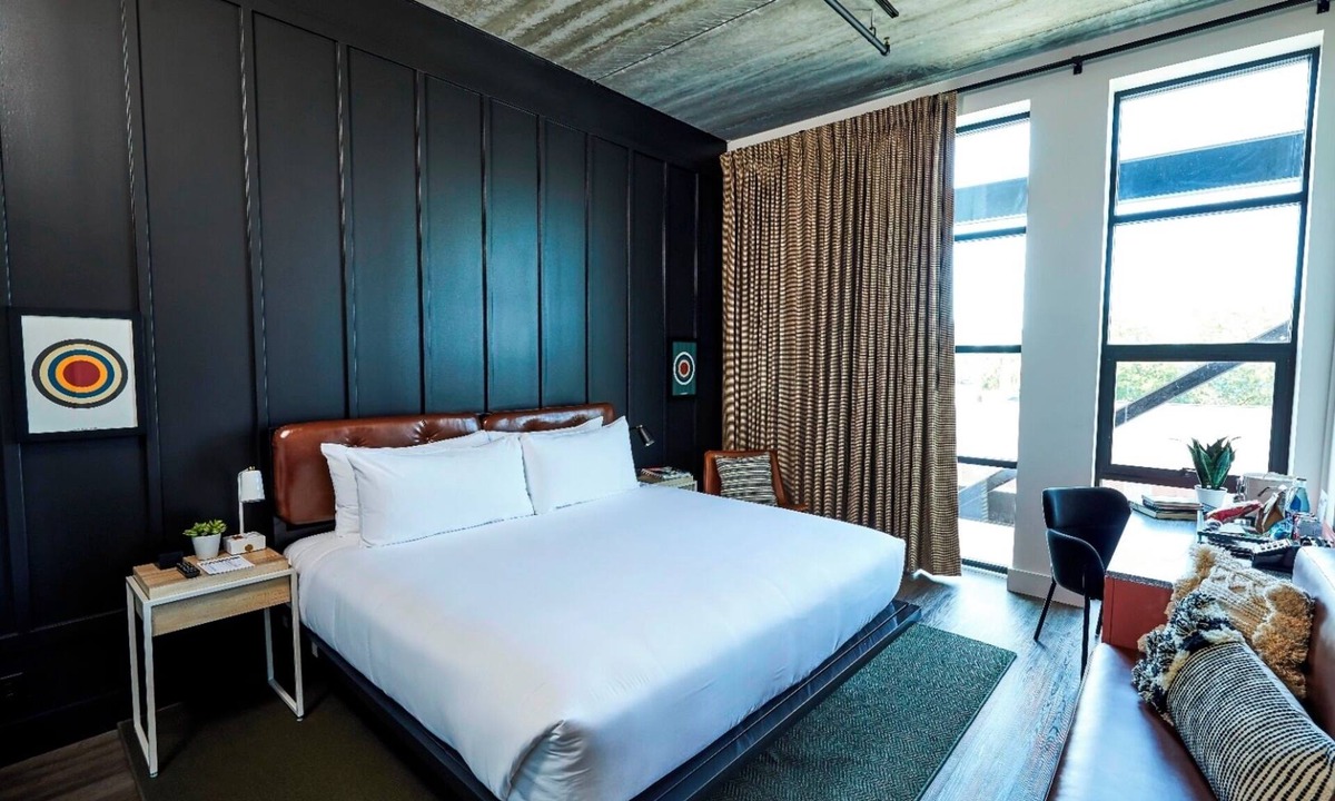 East Nashville Hotel | Enjoy Funky Boutique Room w/Skyline Views – Food & Fun Nearby! Close to Airport