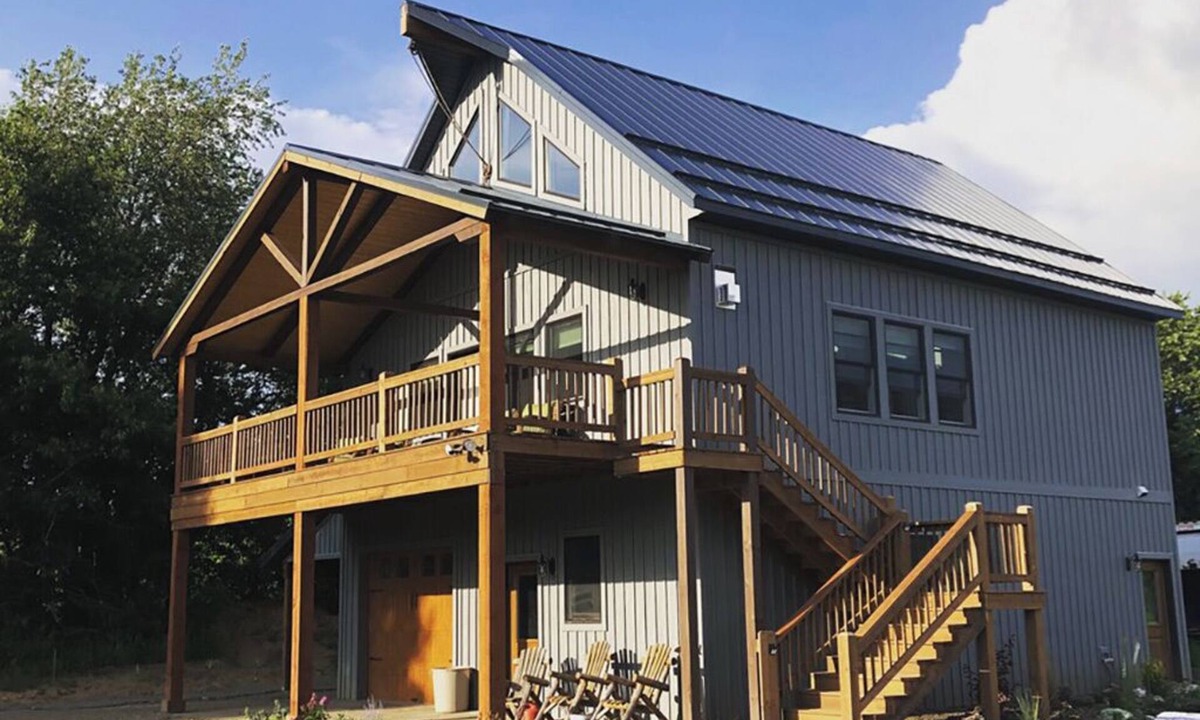 Chippewa Falls House | Envisage Retreat: Cozy 2nd-Floor 'Coach House' Lodge for Serenity & Rejuvenation