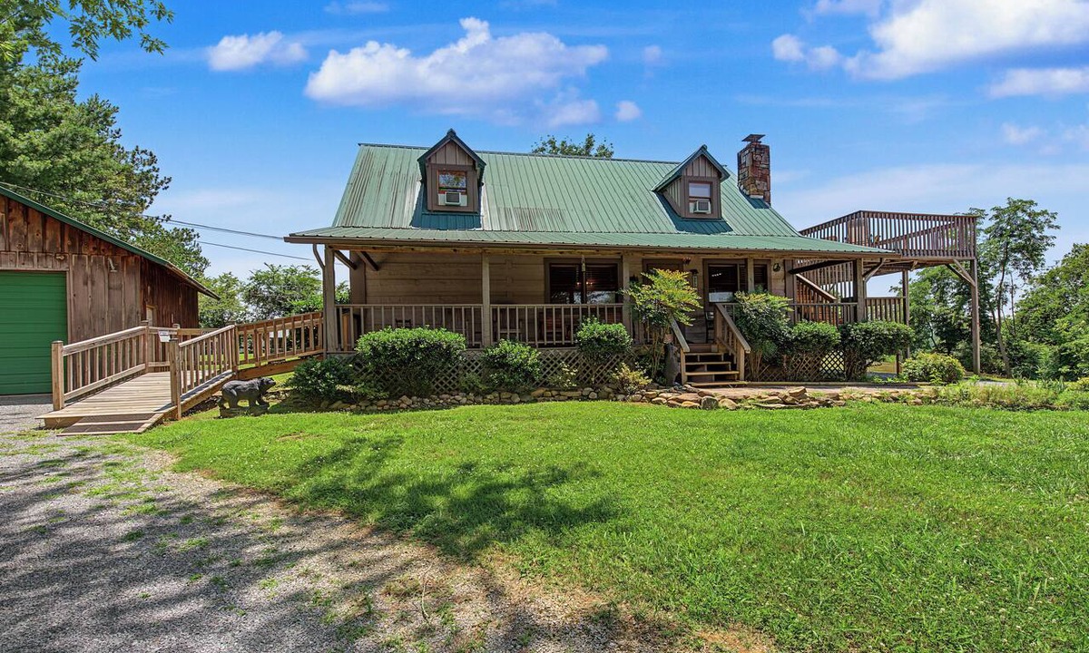 Sevierville Cabin | Escape to Friendly Bear Cabin 2, a spacious 3290-square-foot retreat in Seviervi