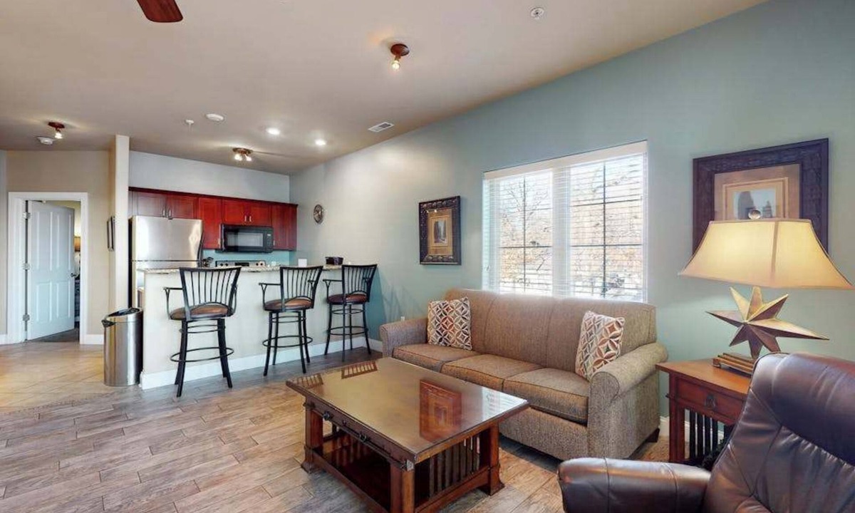 Lake Delton Condo | Experience laid-back lakefront living at this Delton Grand condo with pools
