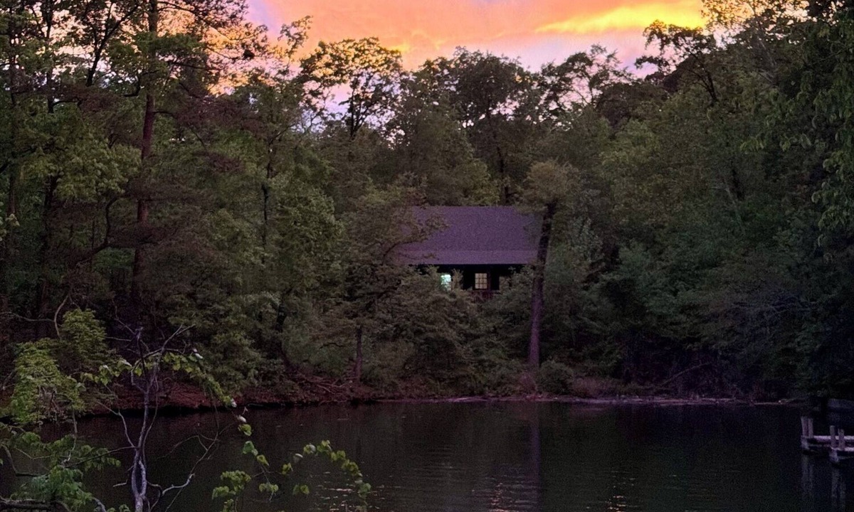 Hot Springs Cabin | F-CATCH YA LATER! Vintage Style Lakefront Cabin-Swim-Fish-Docks-Pet Friendly!