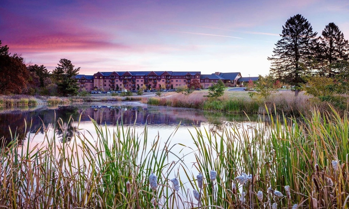 Lake Delton Condo | Family-Friendly 3BR Wyndham Glacier Canyon w/FREE Waterpark Access - Sleeps 10