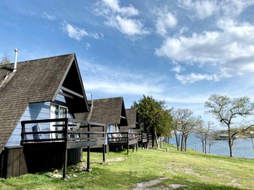 Indian Point Ski Chalet | Family Glamping Getaway with Amazing Lake Views of Table Rock Lake