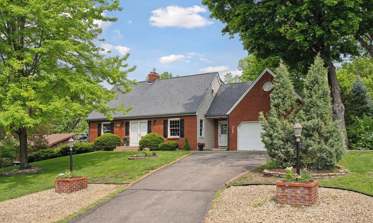 Burnsville House | Fenced, Mid-Century Modern Gem Near Mall of America & Zoo
