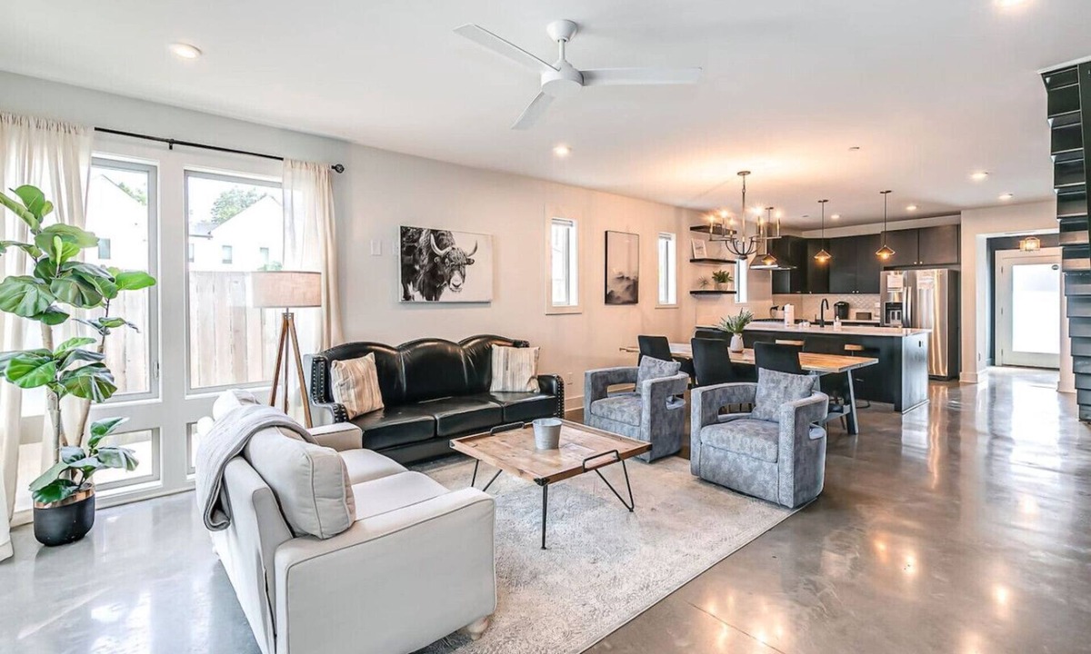 East Nashville Villa | First Down, Last Call Sleeps 22 1 Mi to Nissan!
