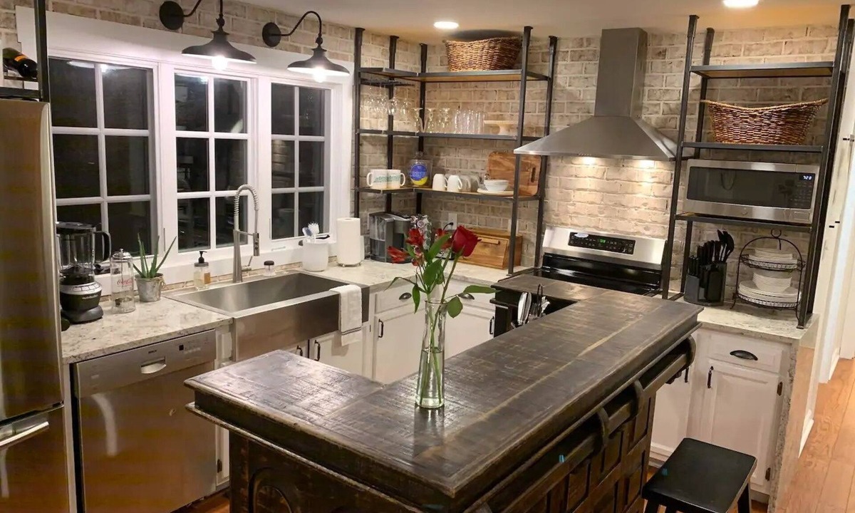 Mount Vernon House | Five-star Historic Boyd Harvey Carriage House 2 Bedroom Home by RedAwning
