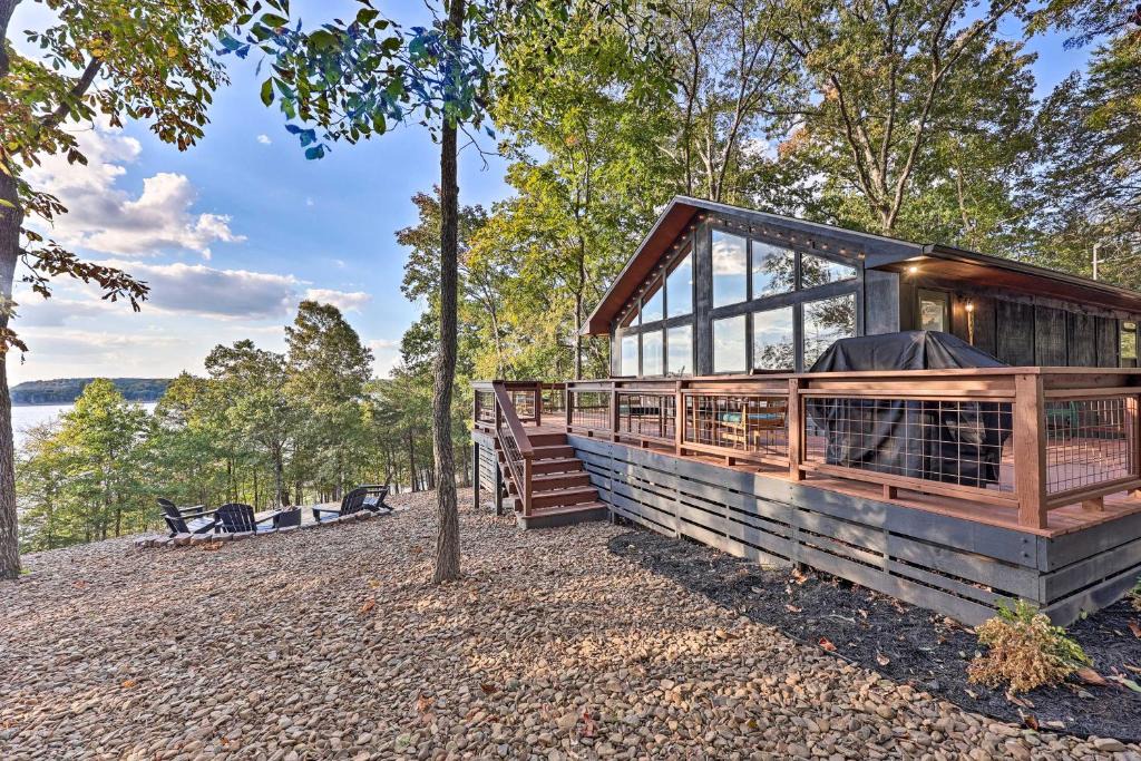Rogers House | Foxtail Cabin Retreat Steps to Beaver Lake!