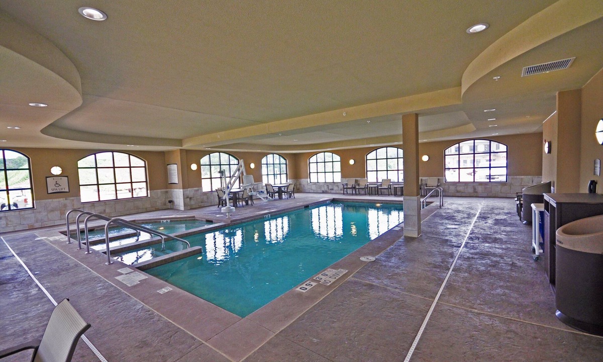 Altoona Condo | Free Breakfast, Free Wi-Fi, Indoor Pool and Hot Tub | King Suite