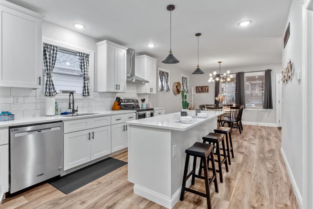 St. Louis House | Fully Stocked 4BR Bungalow | Near Tower Grove Park & The Grove | Free Parking