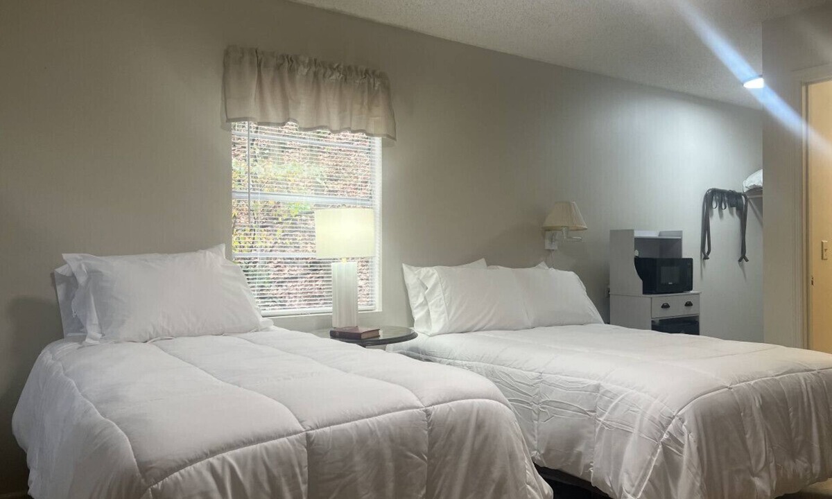 Waynesboro Hotel | Get away to Creeks Bend Room 61