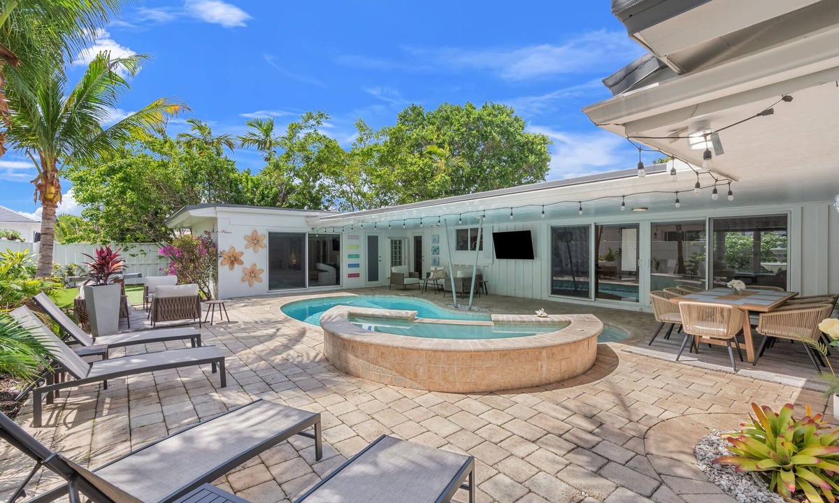 Coral Ridge House | Golden Sands Luxury Villa - 200 yards to Ocean!