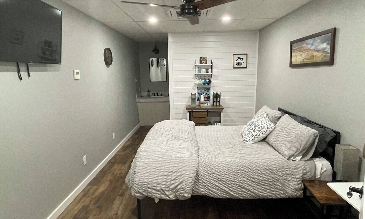 Stockport Cabin | Gorgeous 1-bedroom lodge with AC in charming Stockport
