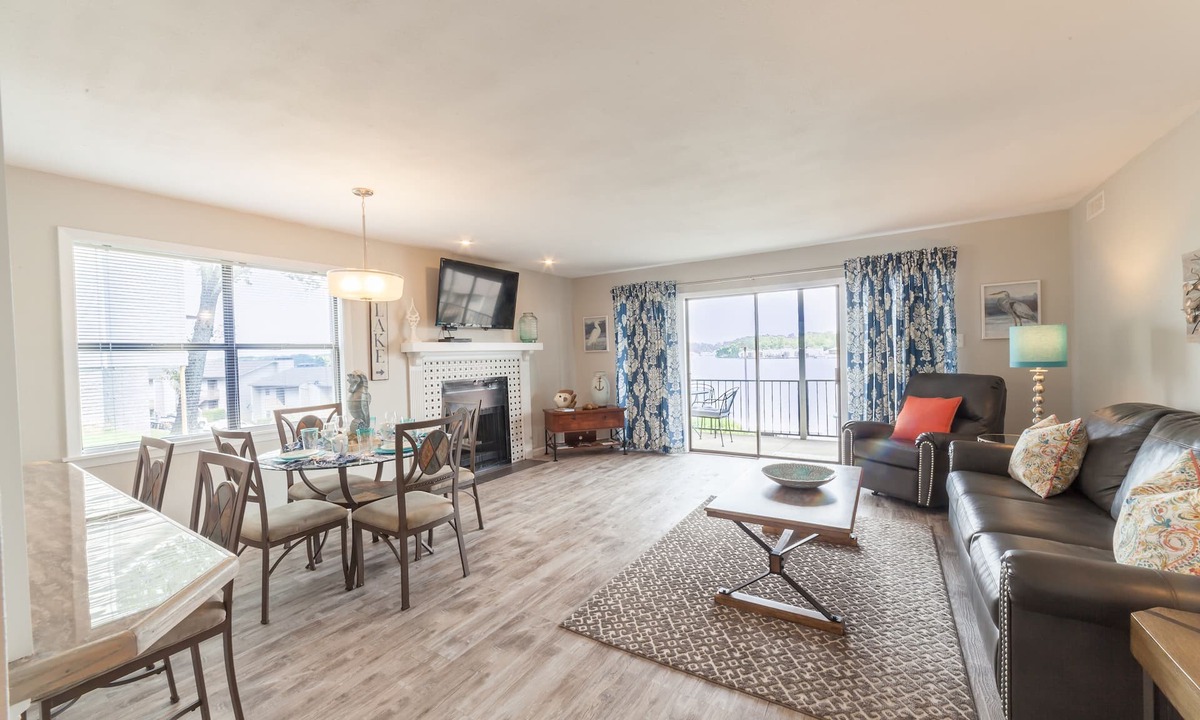 Lake Hamilton Condo | Gorgeous 2 Bdrm at The Landing! Best View of Labor Day Fireworks!