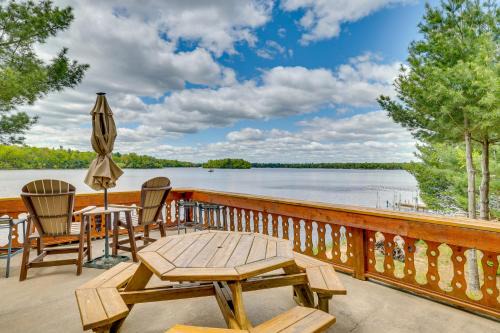 Neillsville House | Gorgeous Lake Arbutus Getaway w/Dock & Boat House