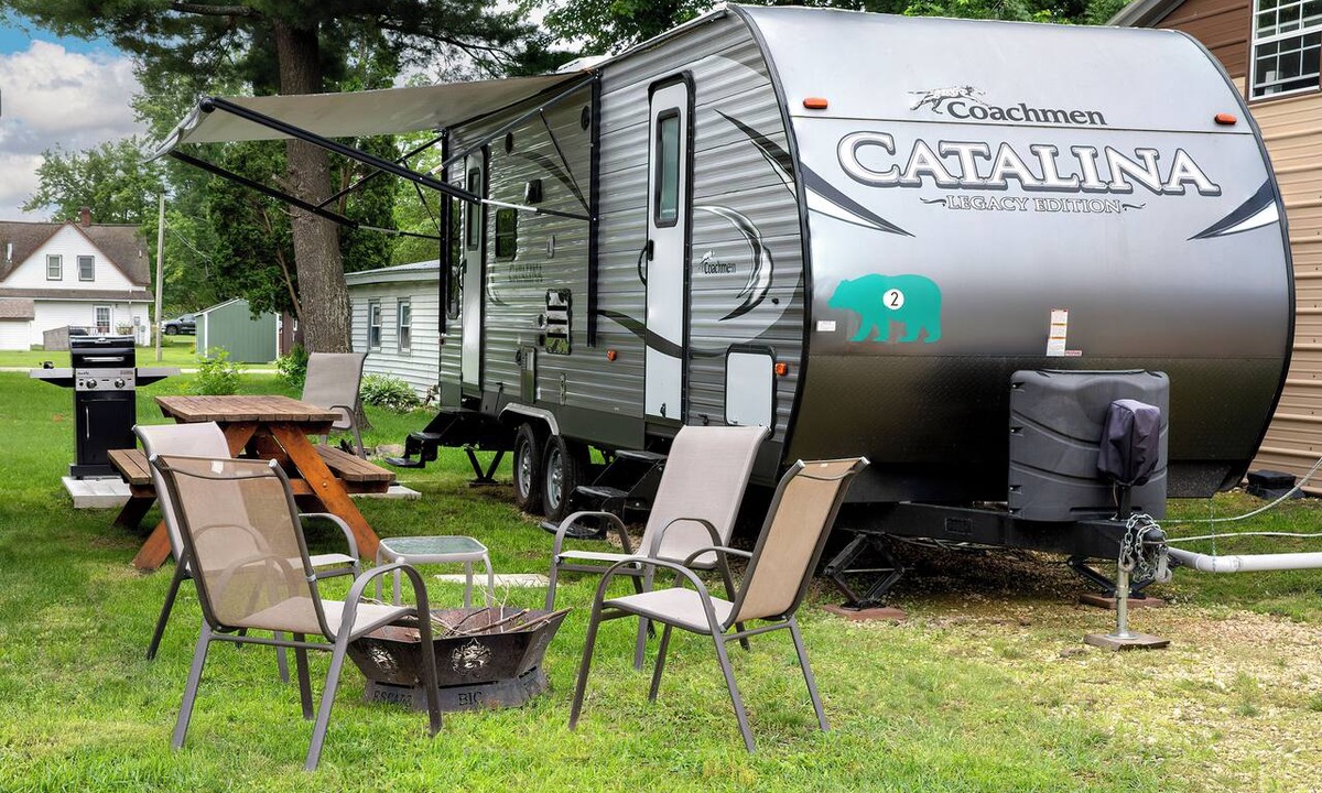 Buffalo City House | Great RIver Road 5th Wheel RV with campsite and full hookup on Mississippi backwaters