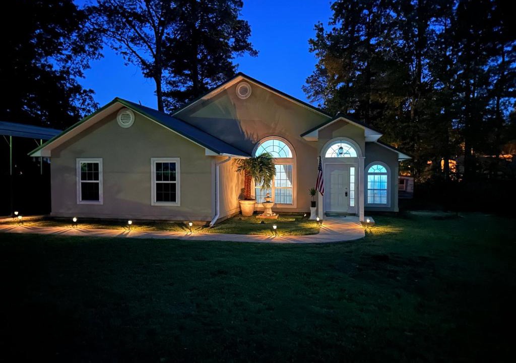 Lake Hamilton Villa | HAMILTON'S LAKE ESCAPE BEAUTIFUL 2007 STUCCO LAKE HOME WITH 2010 G3 PONTOON INCLUDED!