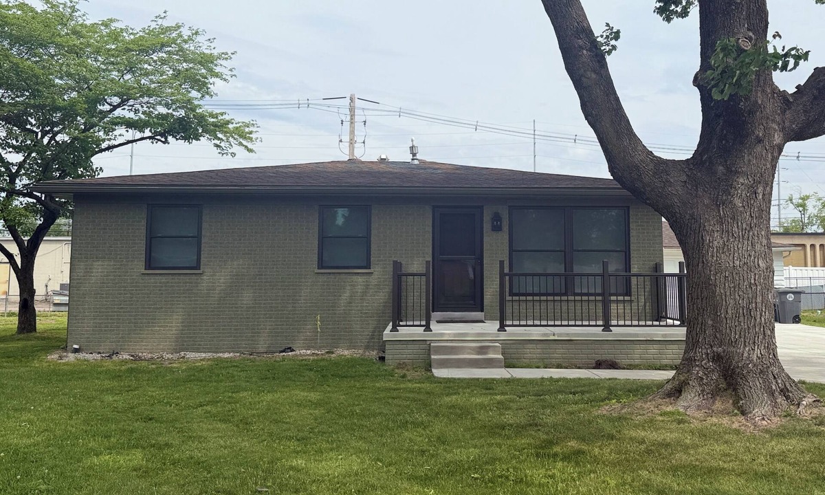 Evansville House | Harrison Place - Located on Evansville's Eastside