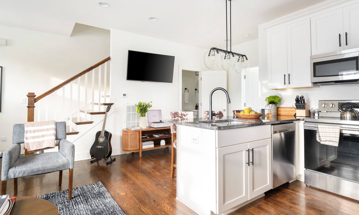 Chestnut Hill Apartment | Hart Suite 3 by AvantStay | Gorgeous Town House w/Modern Amenities!