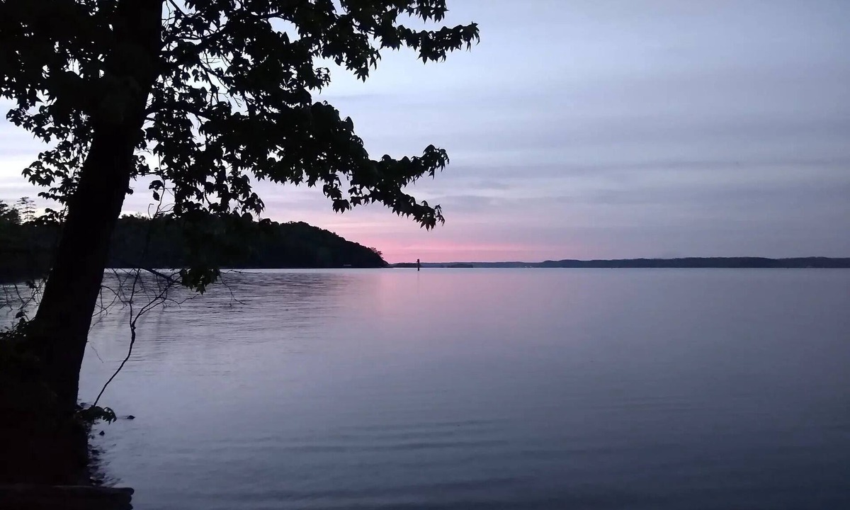 Big Sandy House | Hidden Shores Lakeside Retreat on KY Lake☼Kayaks, Rec Room, Fire Pit Wifi WFH