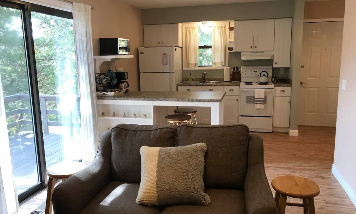 Holiday Island Condo | Hike, dine, shop, minutes to Eureka Springs
