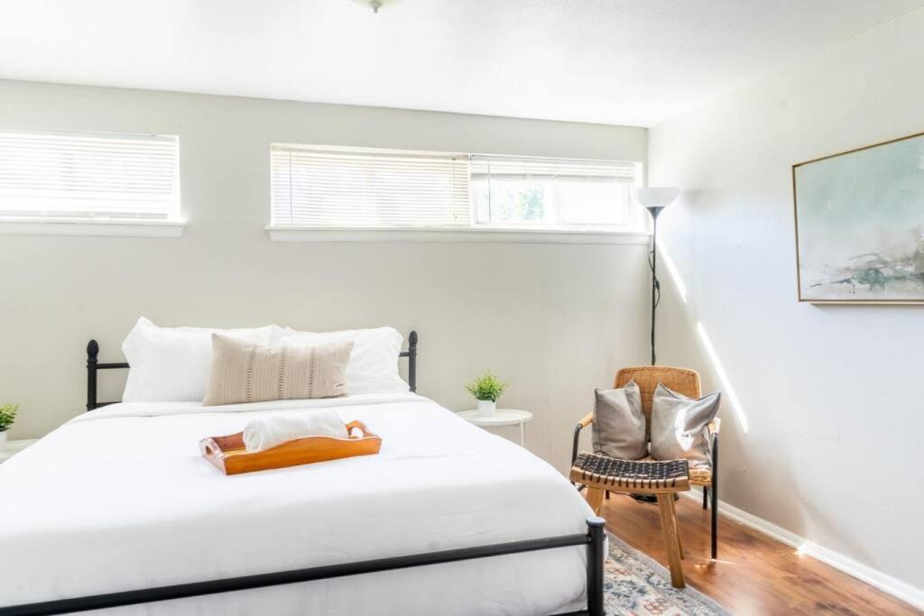 Lincoln Terrace Apartment | Historic 1920s Brick Beauty in Medical District