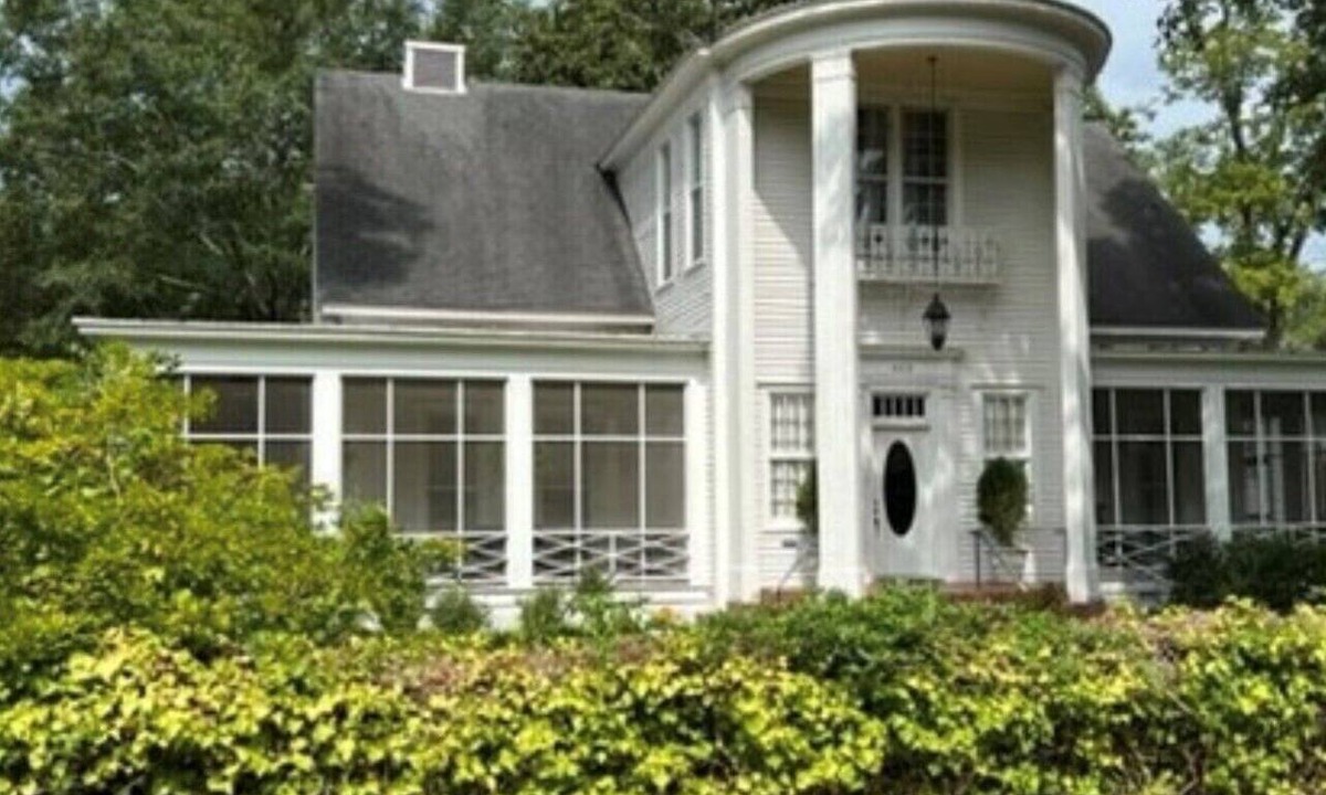 Magnolia House | Historic Charm Close to Everything
