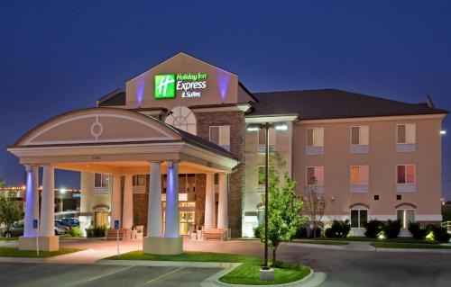 Wichita Hotel | Holiday Inn Express Hotel & Suites Wichita Airport by IHG