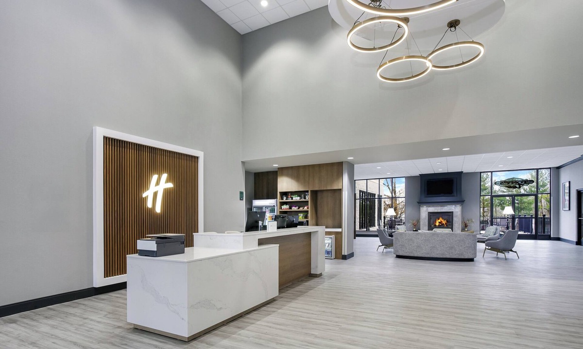 Quincy Hotel | Holiday Inn Quincy East by IHG