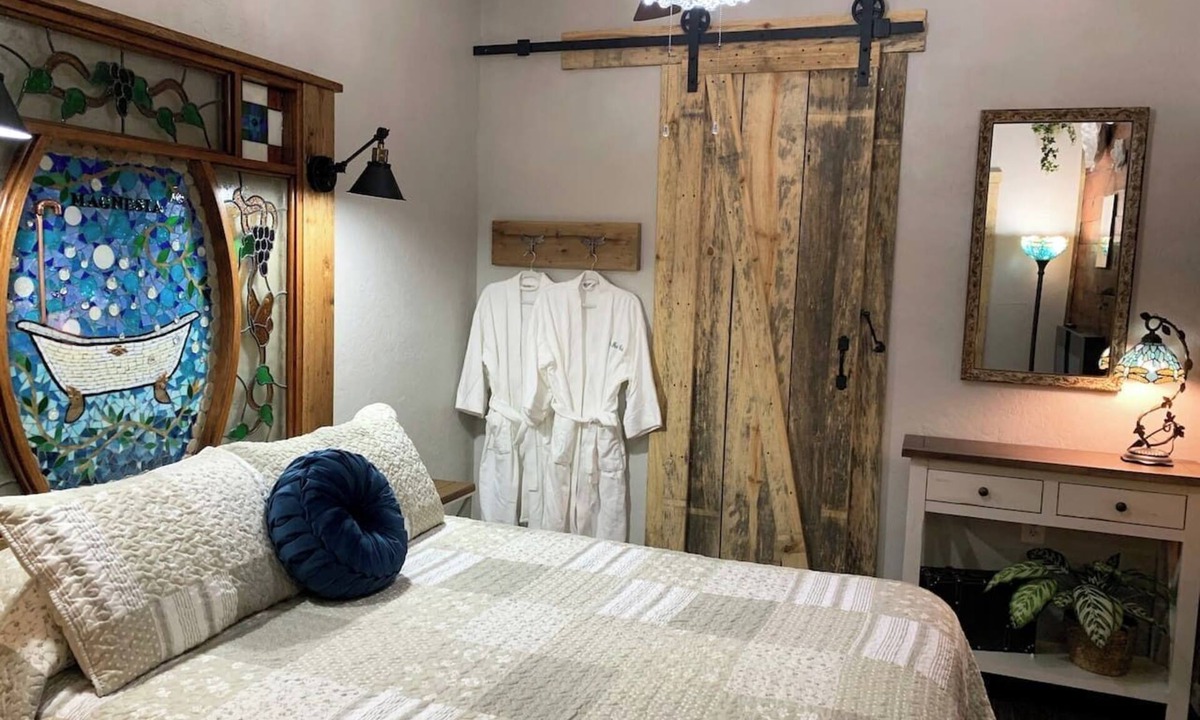 Hot Springs Cabin | Honeymoon Hideaway at Fox Pass Cabins