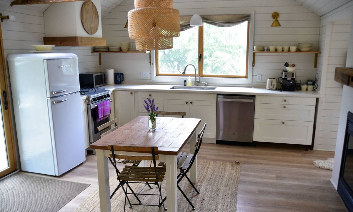 Hopkins House | Hopkins Scandinavian Simplicity house with double sided fireplace