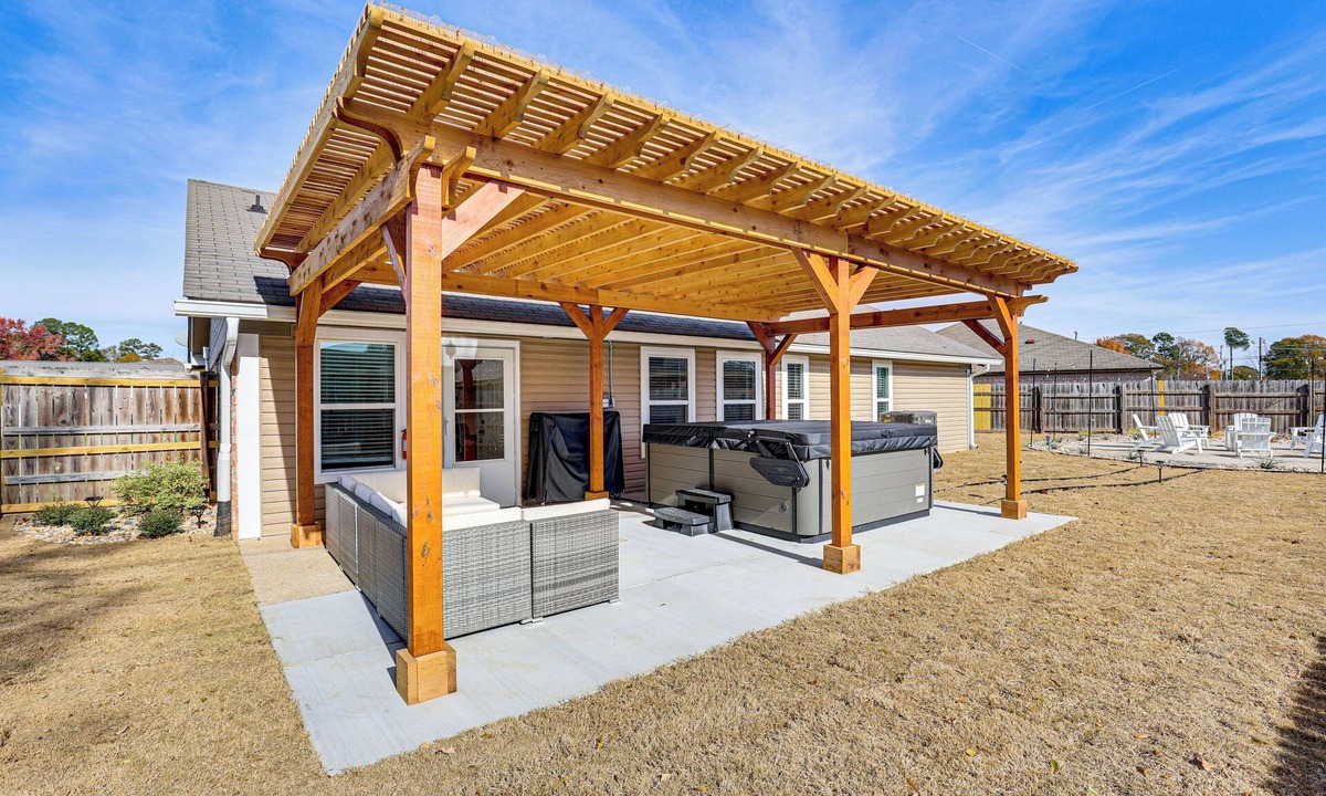 Wake Village House | Hot Tub & Fire Pit: Home Near Downtown Texarkana