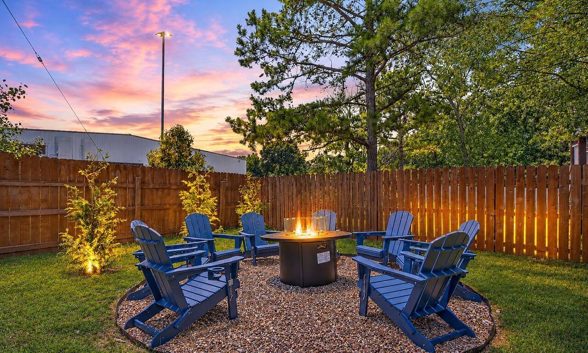 O'Fallon House | Hot Tub Gazebo, Fire Pit, Fenced Yard & Playset - 2 Kings, Sleeps 10