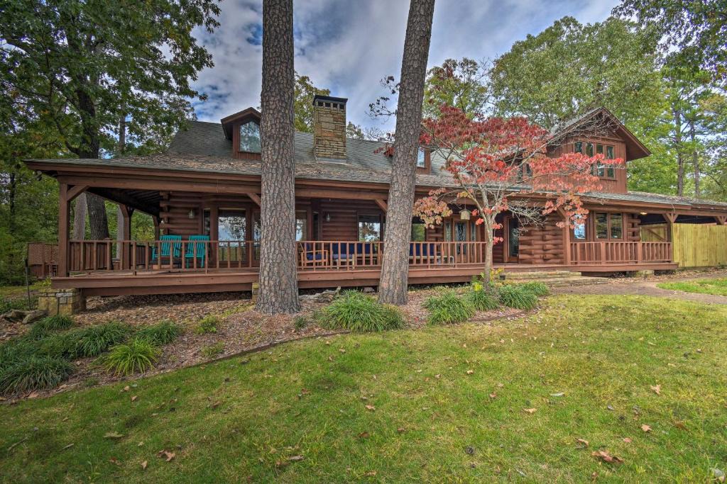 Piney House | Hot Tub, Grill Hilltop Log Cabin in Hot Springs!