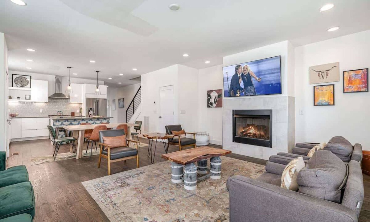 Talbot's Corner House | Hurst House - 4 Stylish Homes - Mins to Germantown
