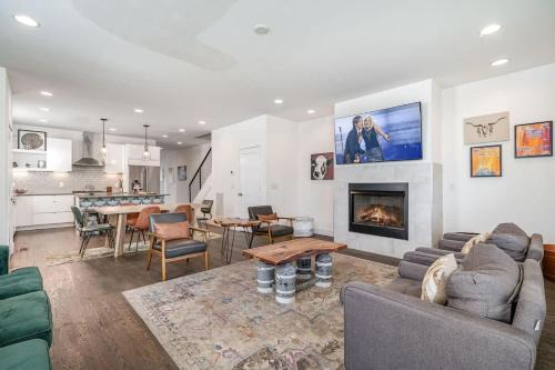 Talbot's Corner House | Hurst House - 4 Stylish Homes - Mins to Germantown