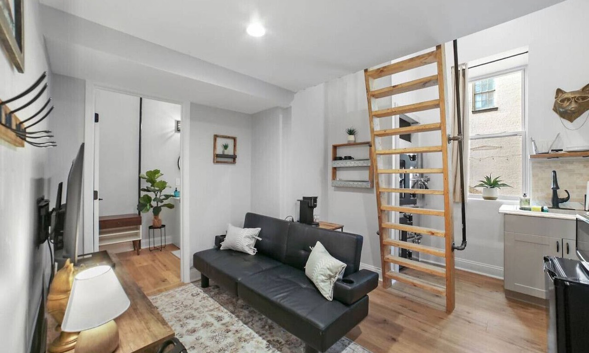 St. Charles Historic District Apartment | Intimate Suite – Perfect for Date Nights-Fox Suite