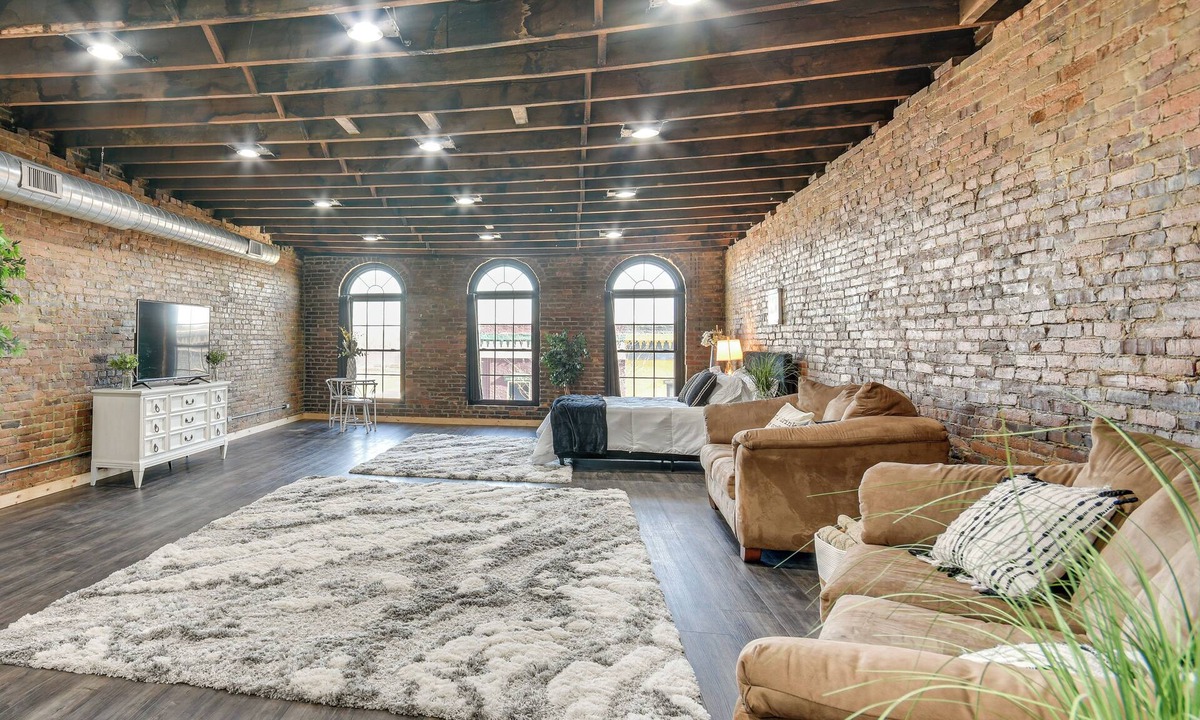 Hannibal Apartment | Jacuzzi Tub & Full Kitchen: Dowtown Hannibal Loft