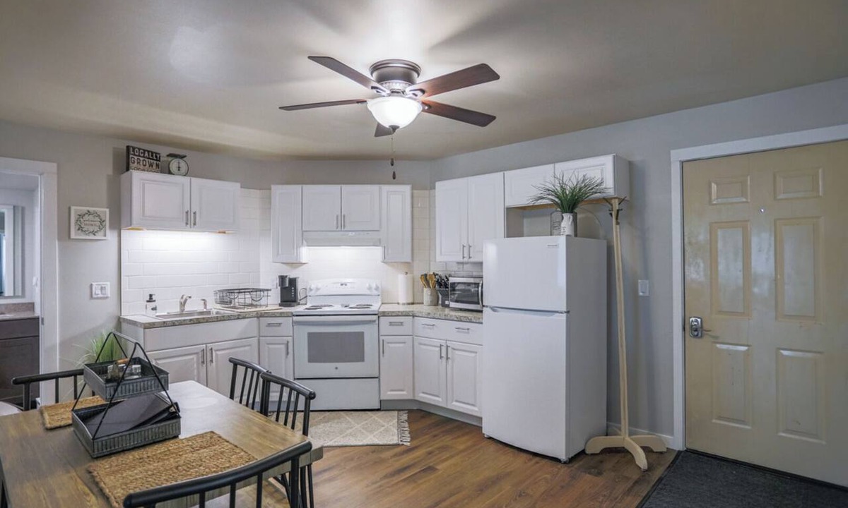 Weston Apartment | Jelinek Hideaway Unit 1 - Modern 2BR Apartment