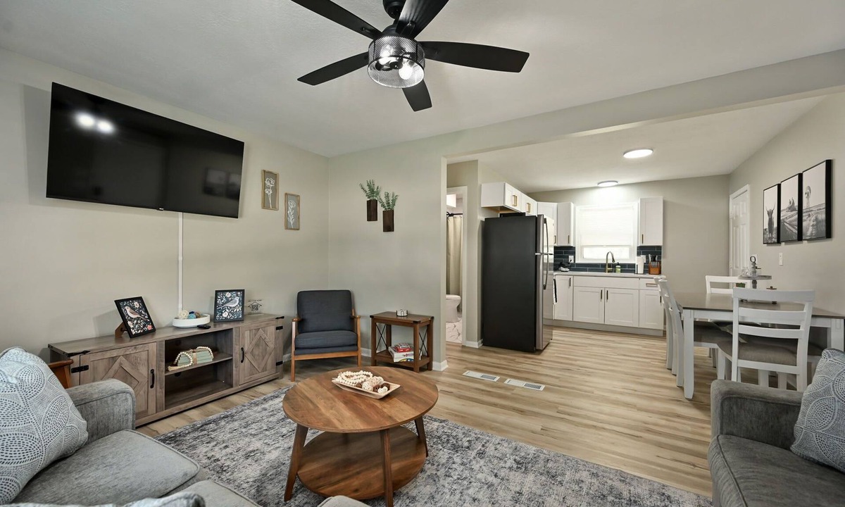 Blue Springs House | Kansas City Soccer Stay | Near Stadiums-Sleeps 10