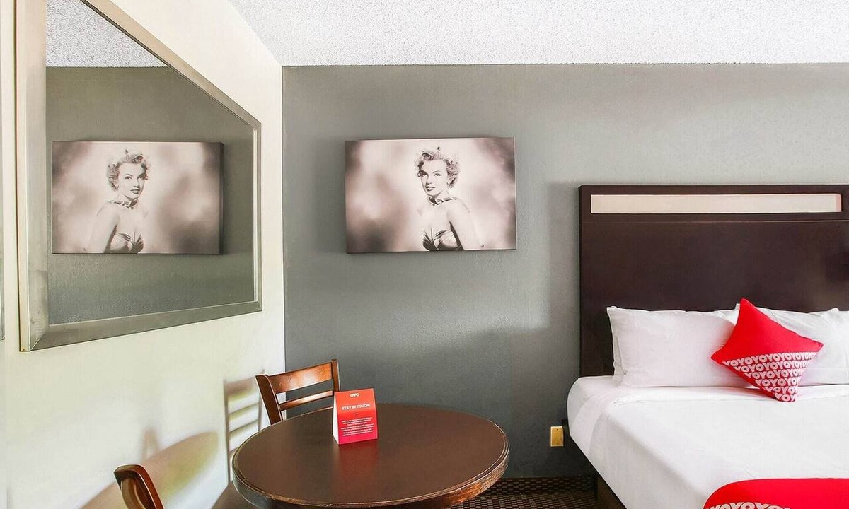Texarkana Apartment | King Bed Smoking Walkin