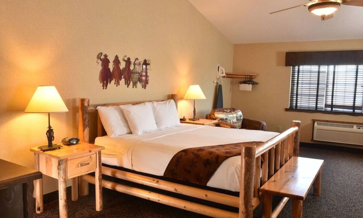 Onalaska Hotel | King Whirlpool Room | Pool, Bar & Breakfast | 6mi to Children's Museum