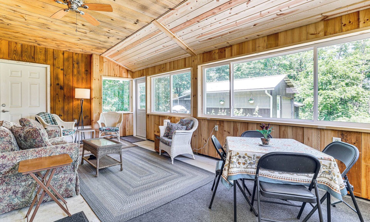 Dakota Cottage | La Crescent Cottage on Minnesota Bluffs w/View!