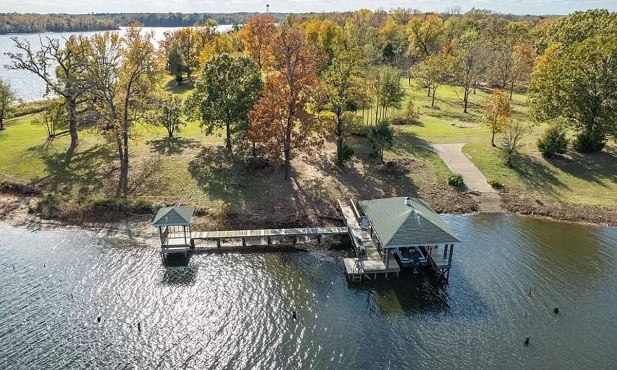 Alba House | Lake Fork house with private boat ramp, dock, fishing light, kayak, 8 acres land